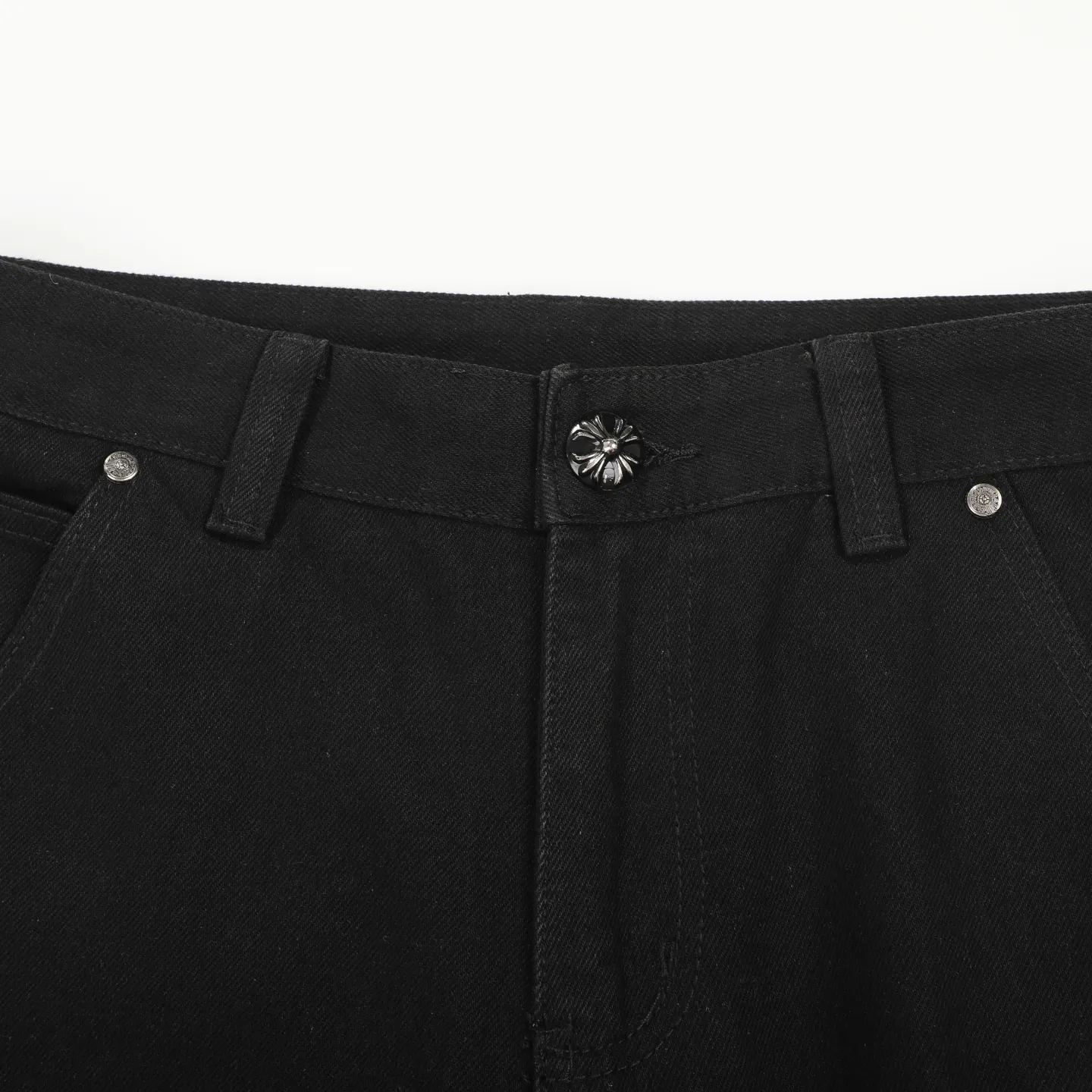 P260 Chrome Hearts Chrome Hearts black multi-element graffiti overalls Chrome Hearts clothing creative director Mattyboy Mattyboy, whose real name is Matt DiGiacomo, is a graffiti artist with a non-school background. He started to serve as the creative director of the Chrome Hearts clothing series in 2018. Since then, Chrome Hearts, which has been injected with young blood, has become popular again. Popular clothing and leather goods, especially the vintage trousers modified product line, must be pre-ordered in stores around the world. Especially patterns like Checker Ball, Checker Eyes and Smiling Lips. The fictional record company logo "SexRecords" often appears in his works, forming his unique style. "I hate humanity, but I love art. Before the end of my life, I just want to do my best to create." ----Matty Boy Mattyboy and vrigil Abloh are also very close. They are both ICONs who bring street culture into luxury accessories. Via.MattyBoy90 (IG) Size: 28/30/32/34/36 Waist: 69/74/79/84/89 Knee circumference: 50/51.5/53/54.5/56 Pants length: 102/104/106/108/110